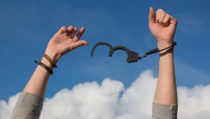 Asistencia al detenido en comisaría en Madrid: Derechos y actuación urgente 24h